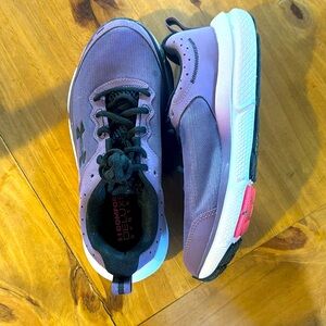 Sz 7 Under Armour running shoe